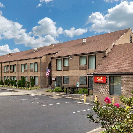Econo Lodge & Suites Садърн Пайнс Екстериор снимка