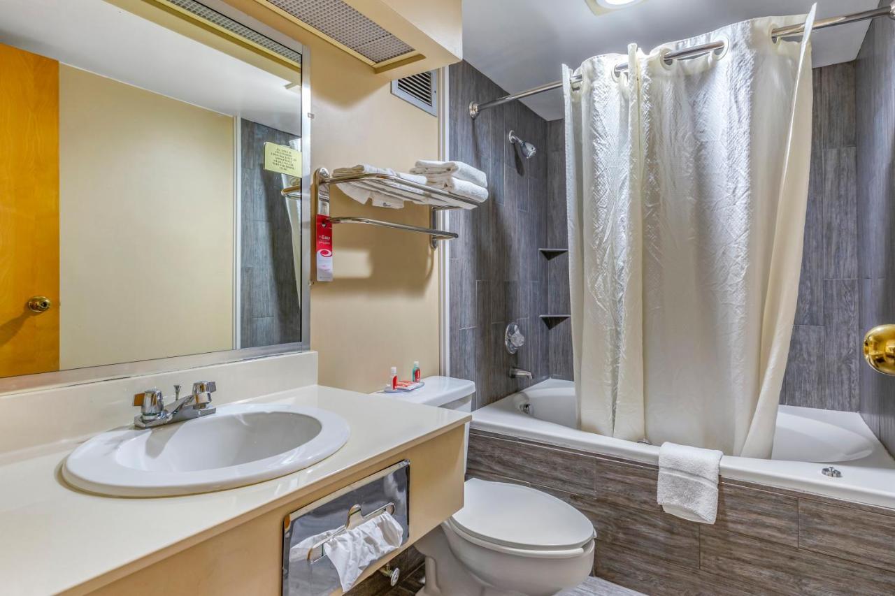 Econo Lodge & Suites Садърн Пайнс Екстериор снимка