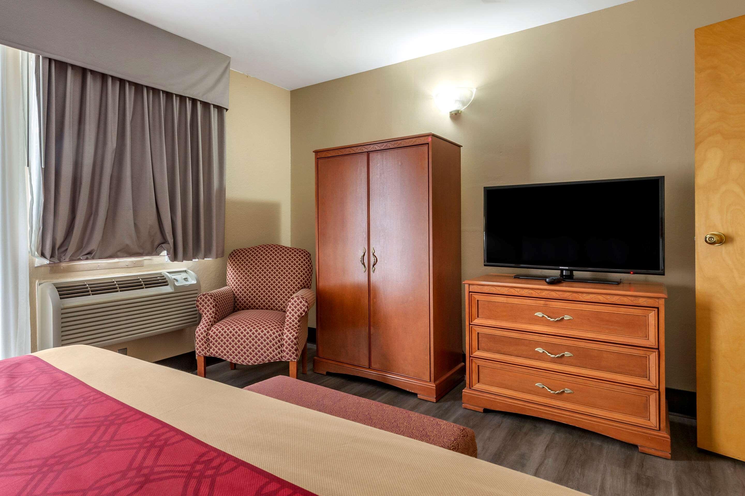 Econo Lodge & Suites Садърн Пайнс Екстериор снимка