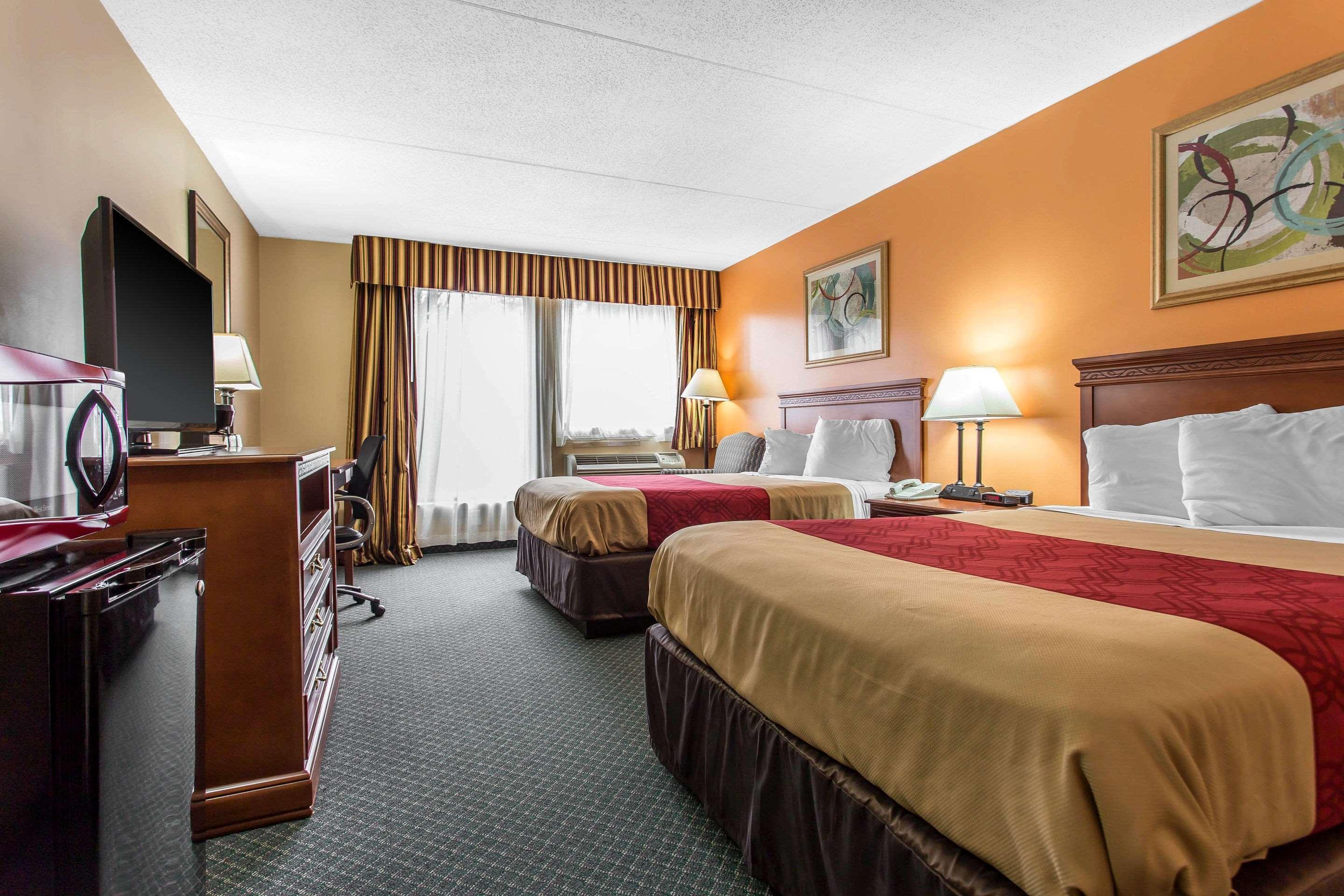 Econo Lodge & Suites Садърн Пайнс Екстериор снимка