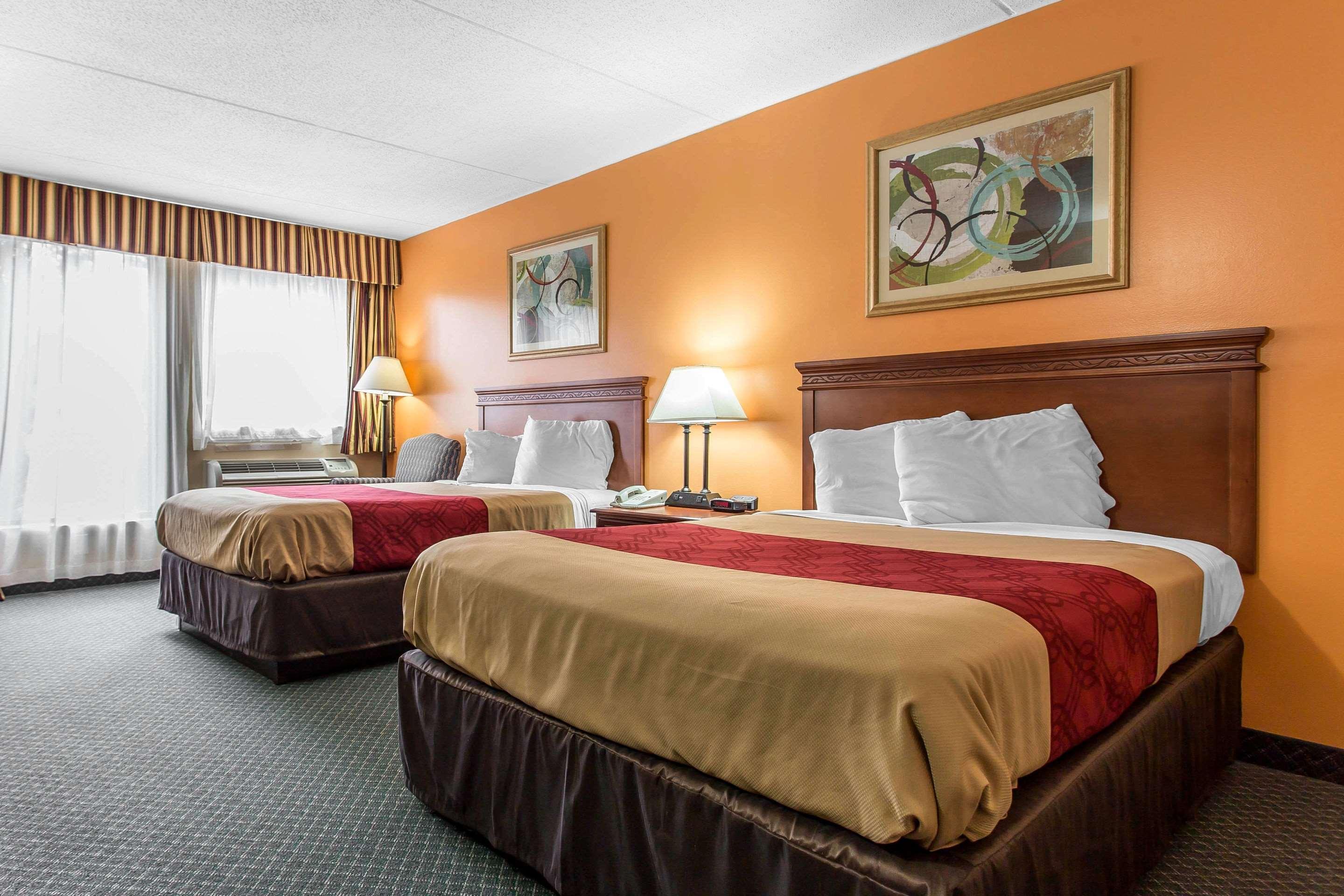 Econo Lodge & Suites Садърн Пайнс Екстериор снимка