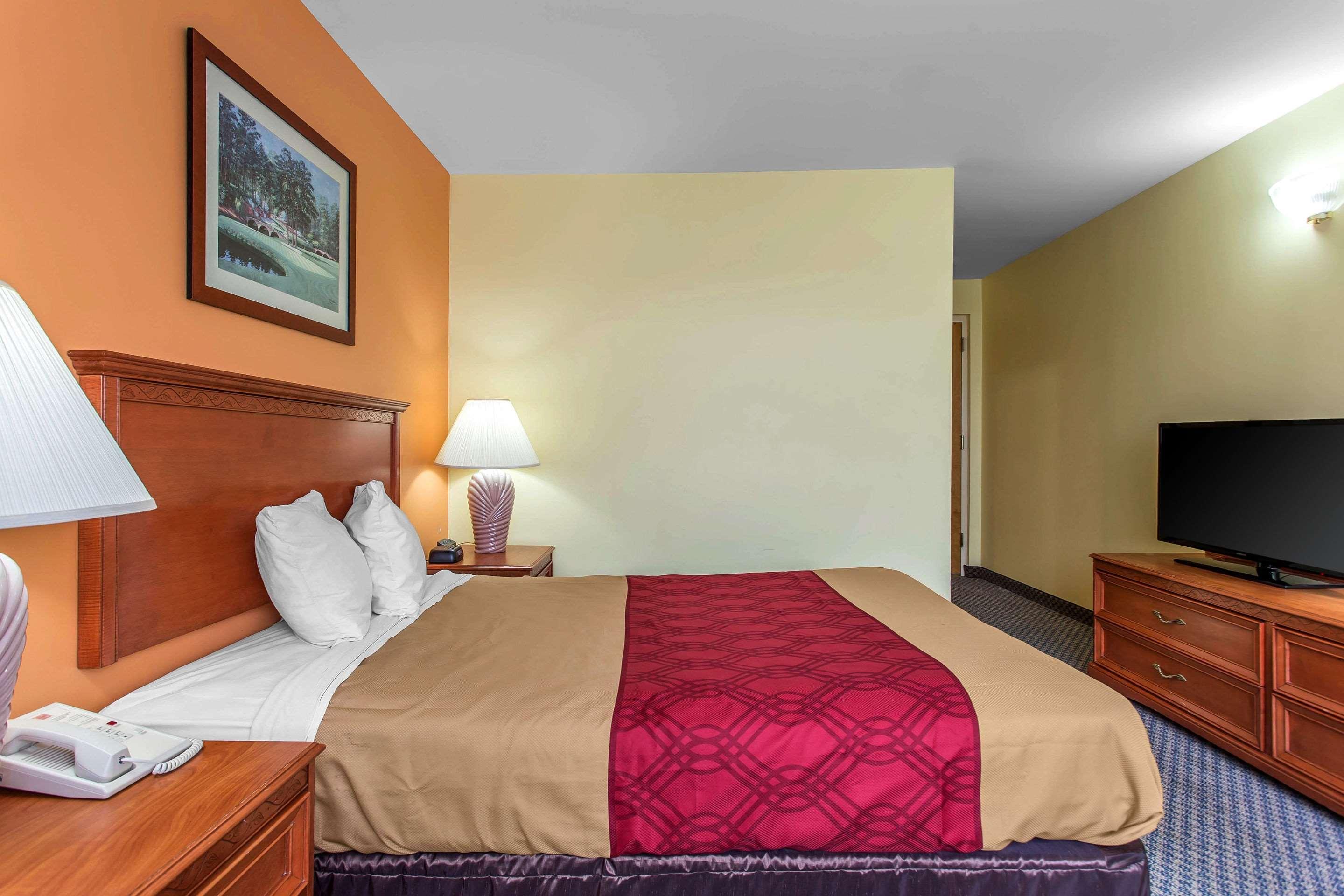 Econo Lodge & Suites Садърн Пайнс Екстериор снимка