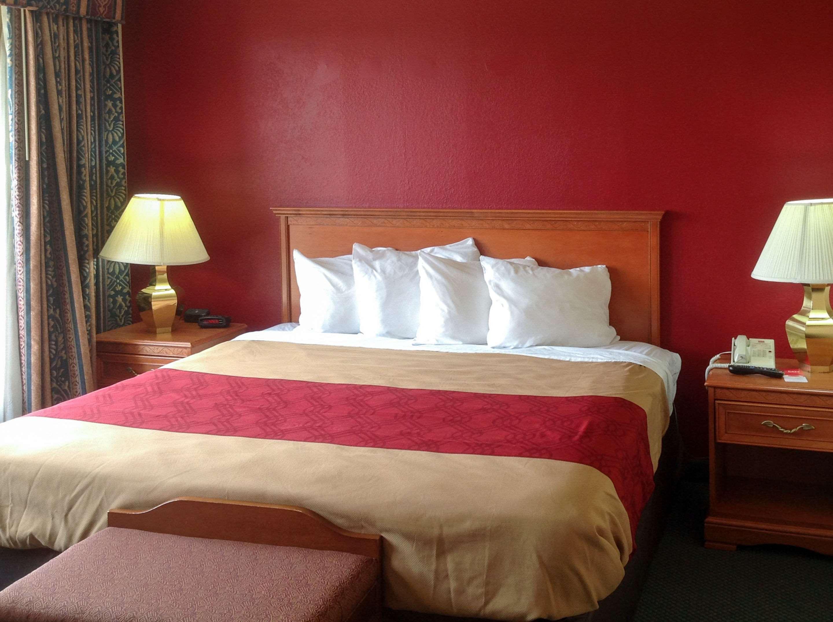 Econo Lodge & Suites Садърн Пайнс Екстериор снимка