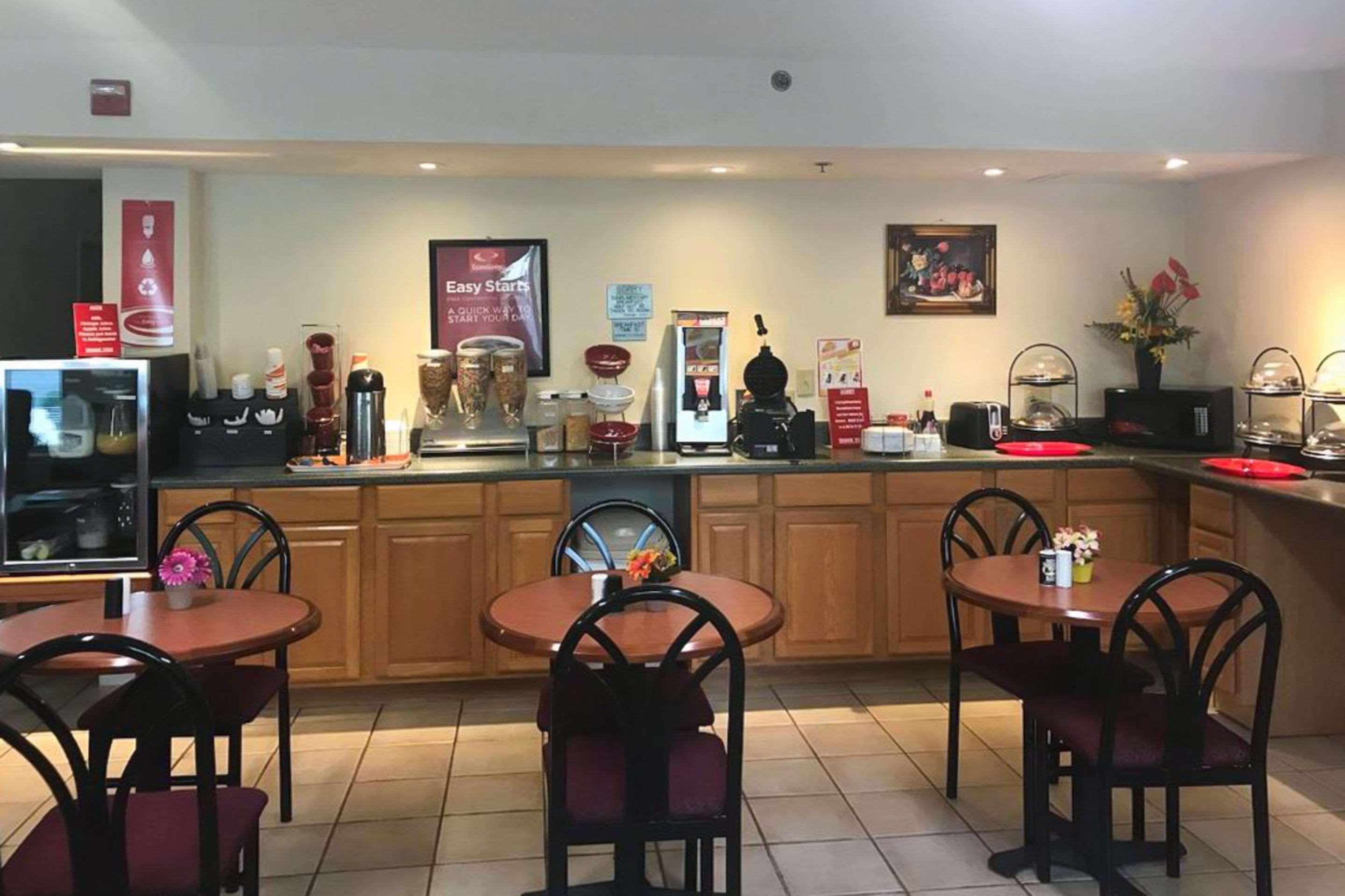 Econo Lodge & Suites Садърн Пайнс Екстериор снимка