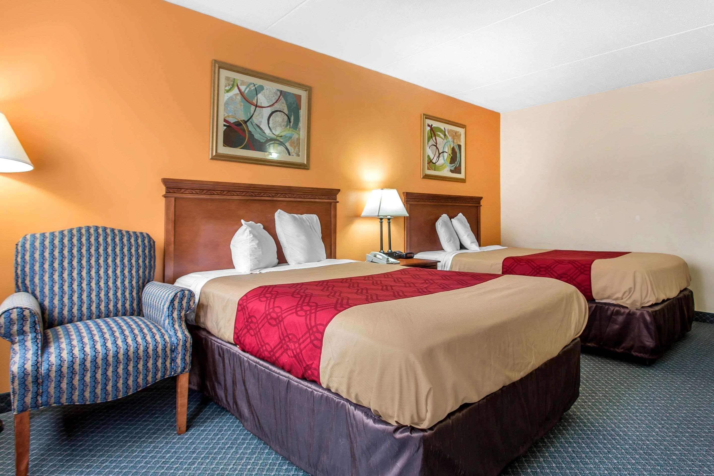 Econo Lodge & Suites Садърн Пайнс Екстериор снимка