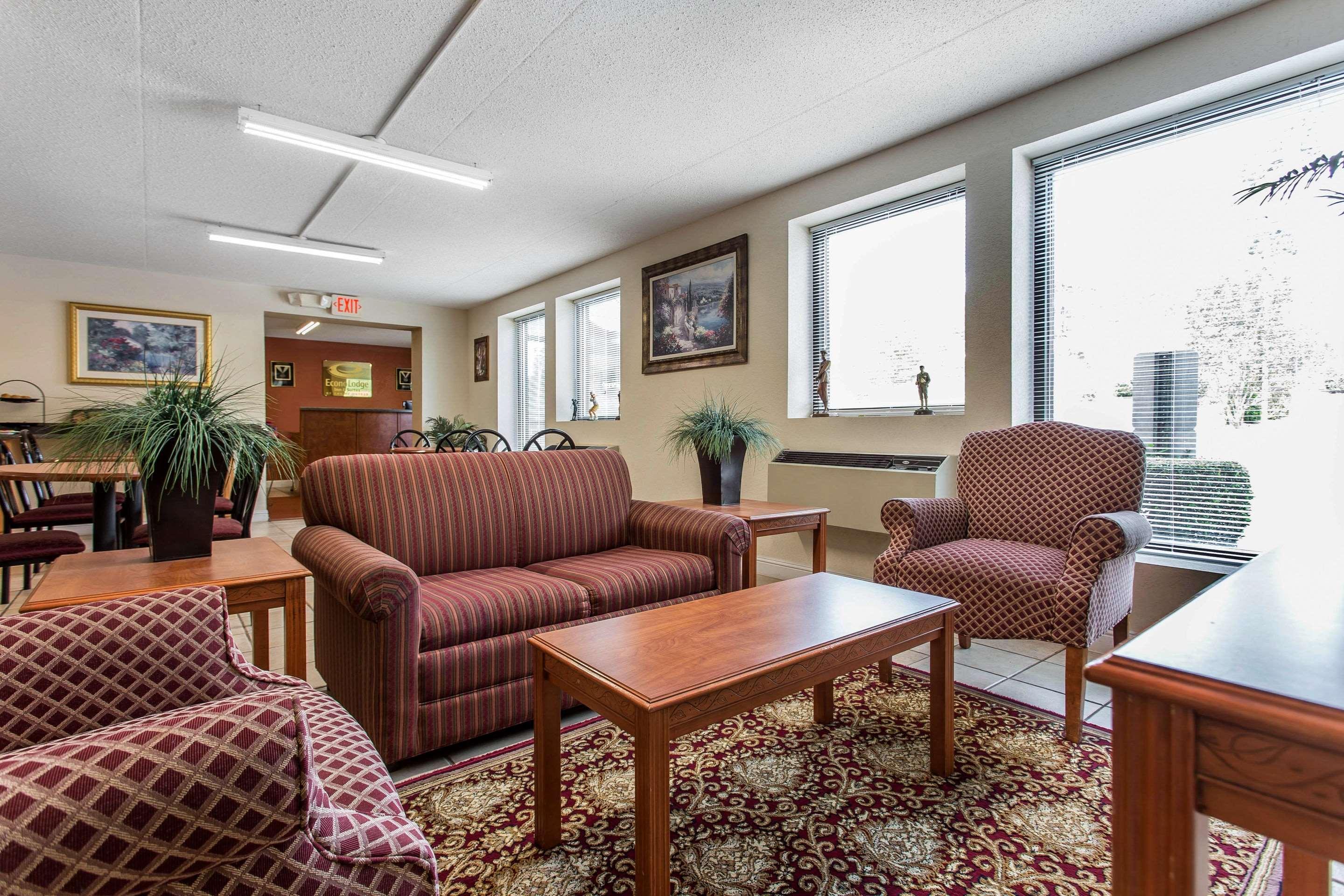 Econo Lodge & Suites Садърн Пайнс Екстериор снимка