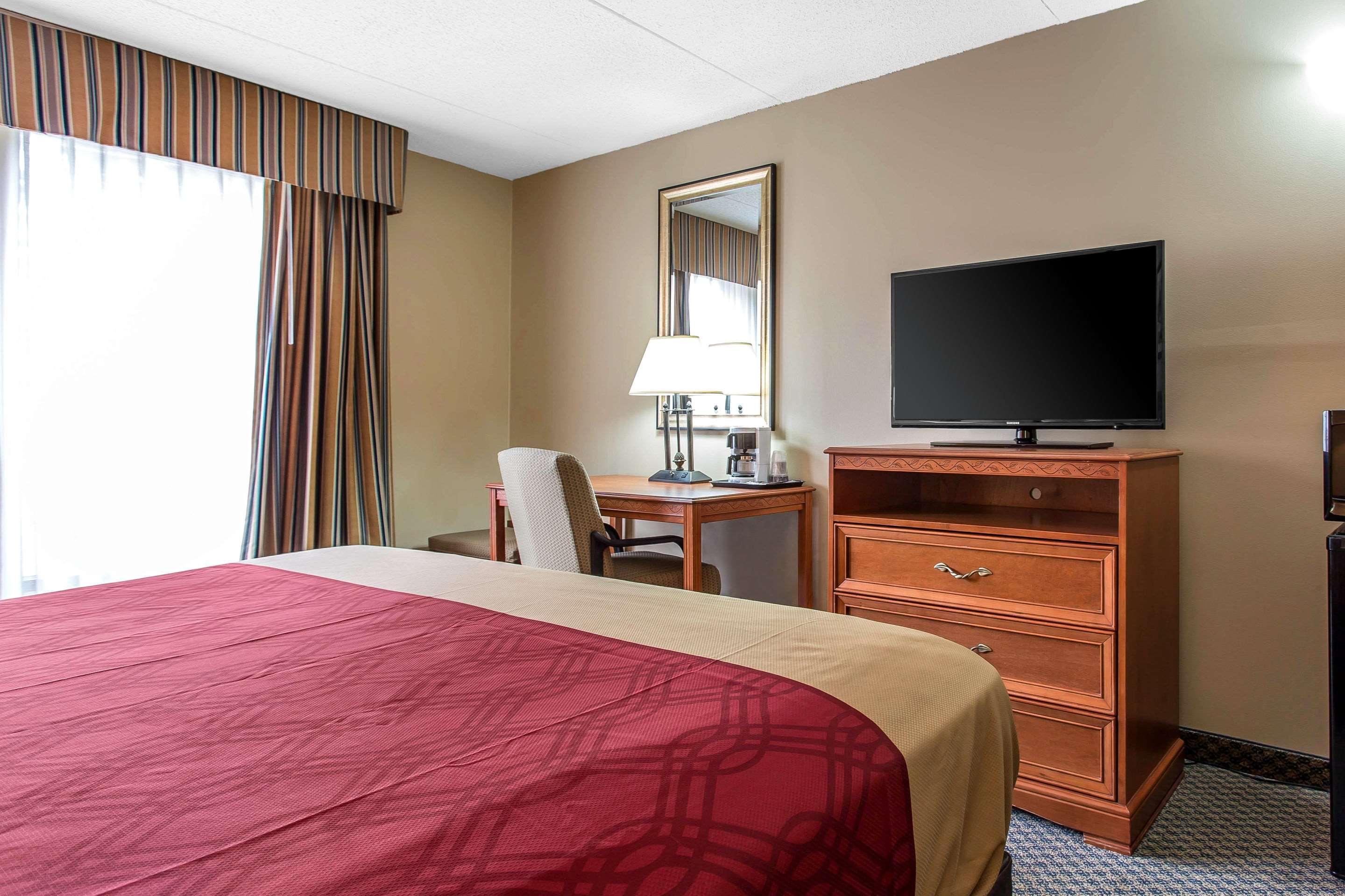 Econo Lodge & Suites Садърн Пайнс Екстериор снимка