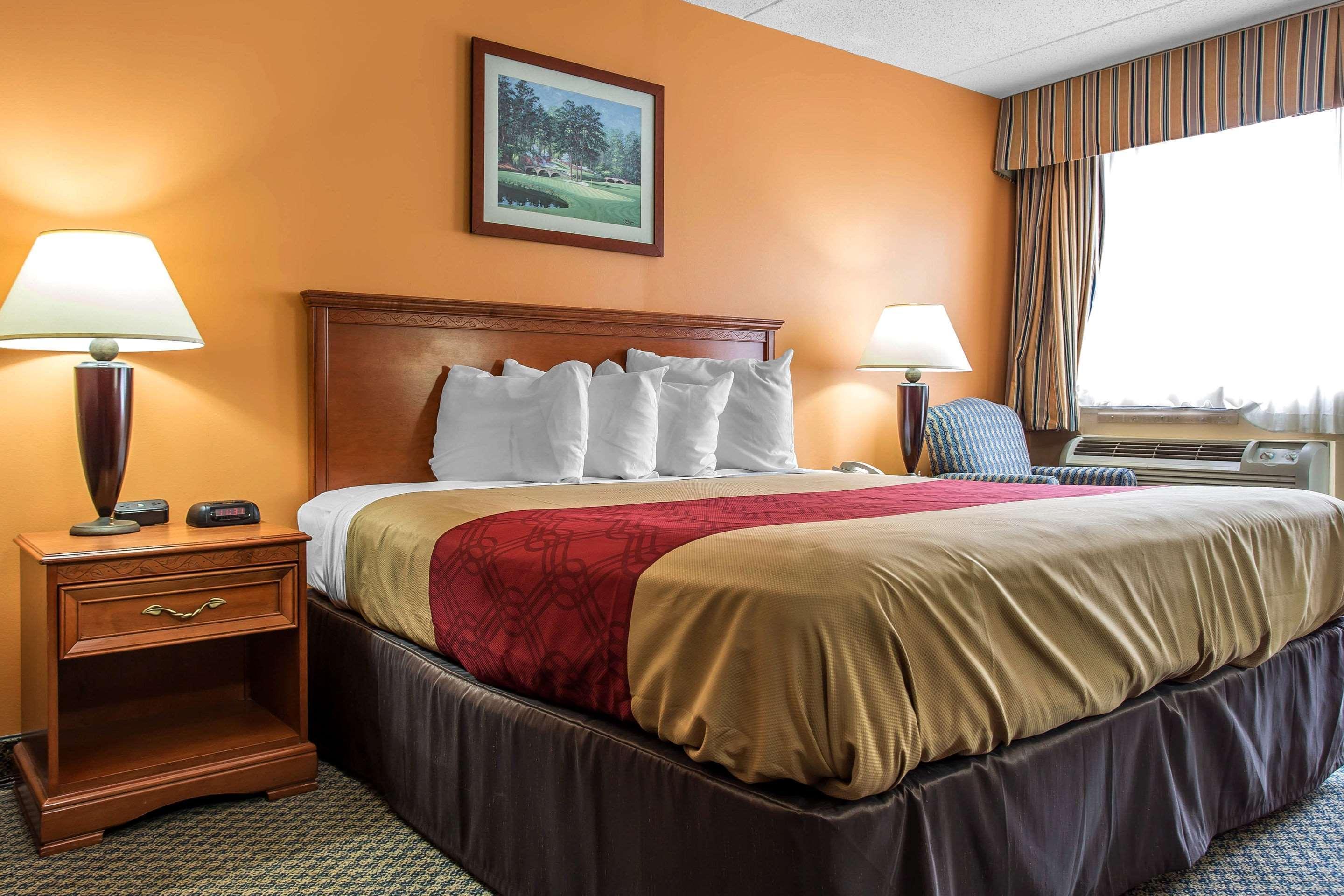 Econo Lodge & Suites Садърн Пайнс Екстериор снимка