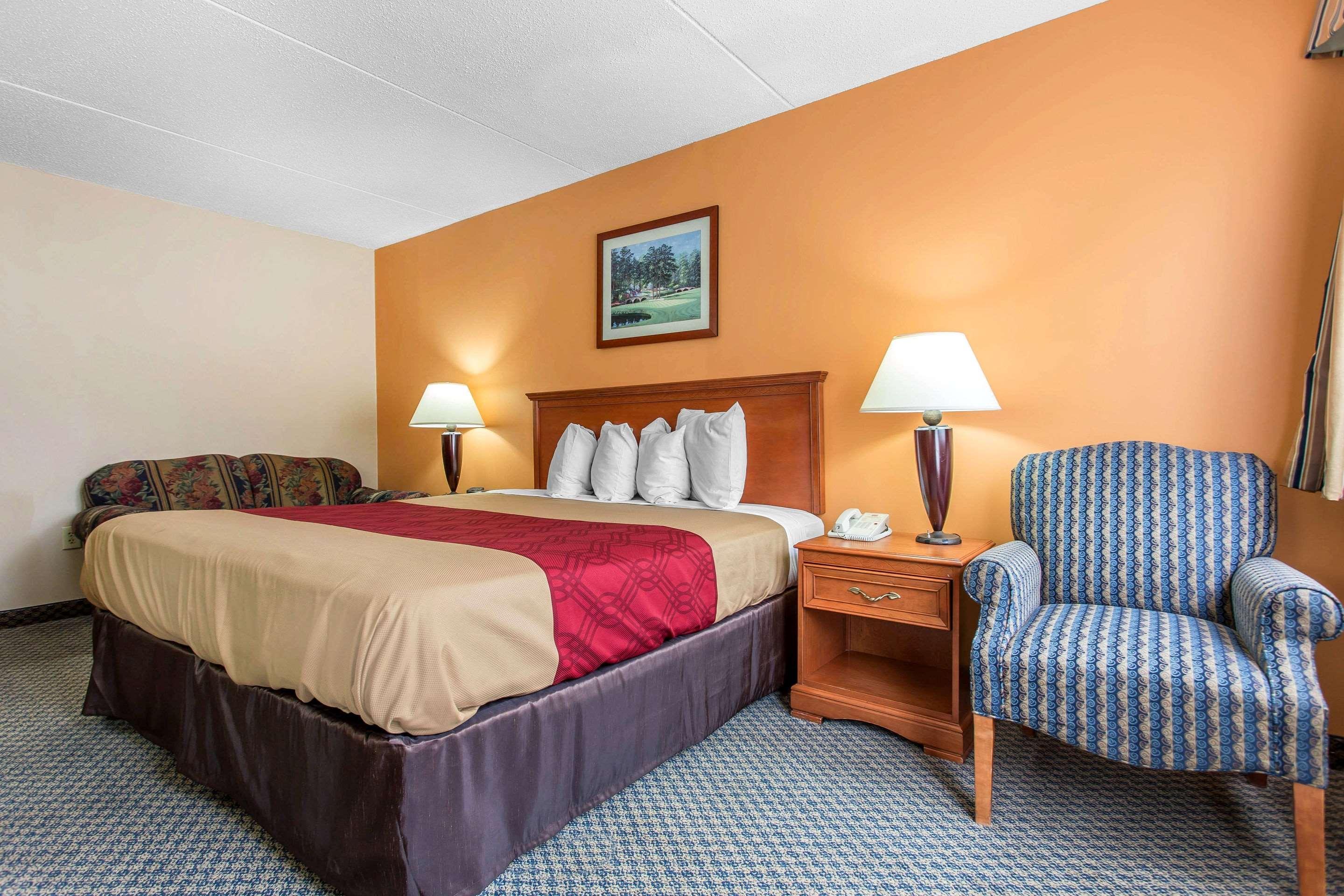 Econo Lodge & Suites Садърн Пайнс Екстериор снимка