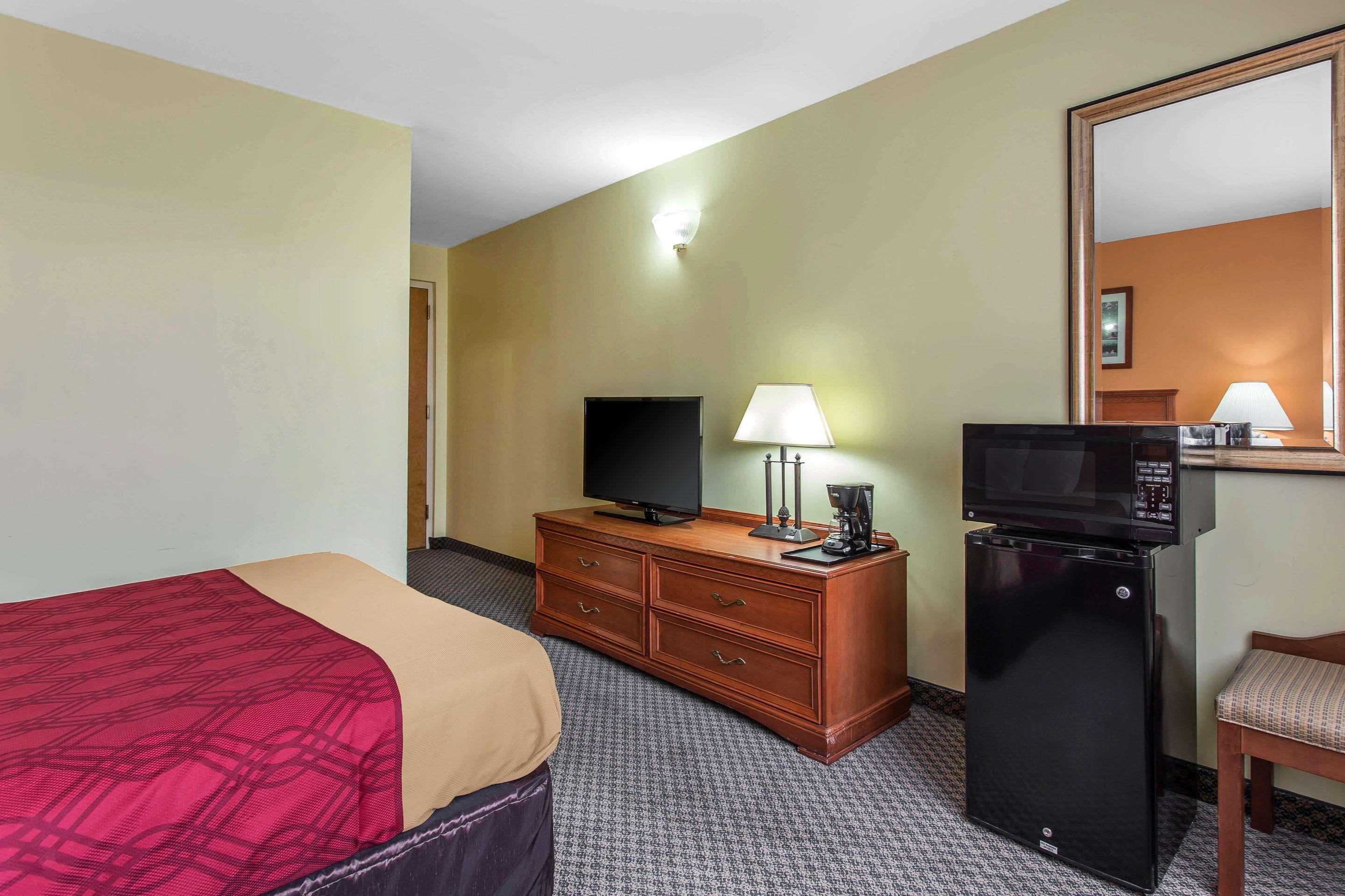 Econo Lodge & Suites Садърн Пайнс Екстериор снимка