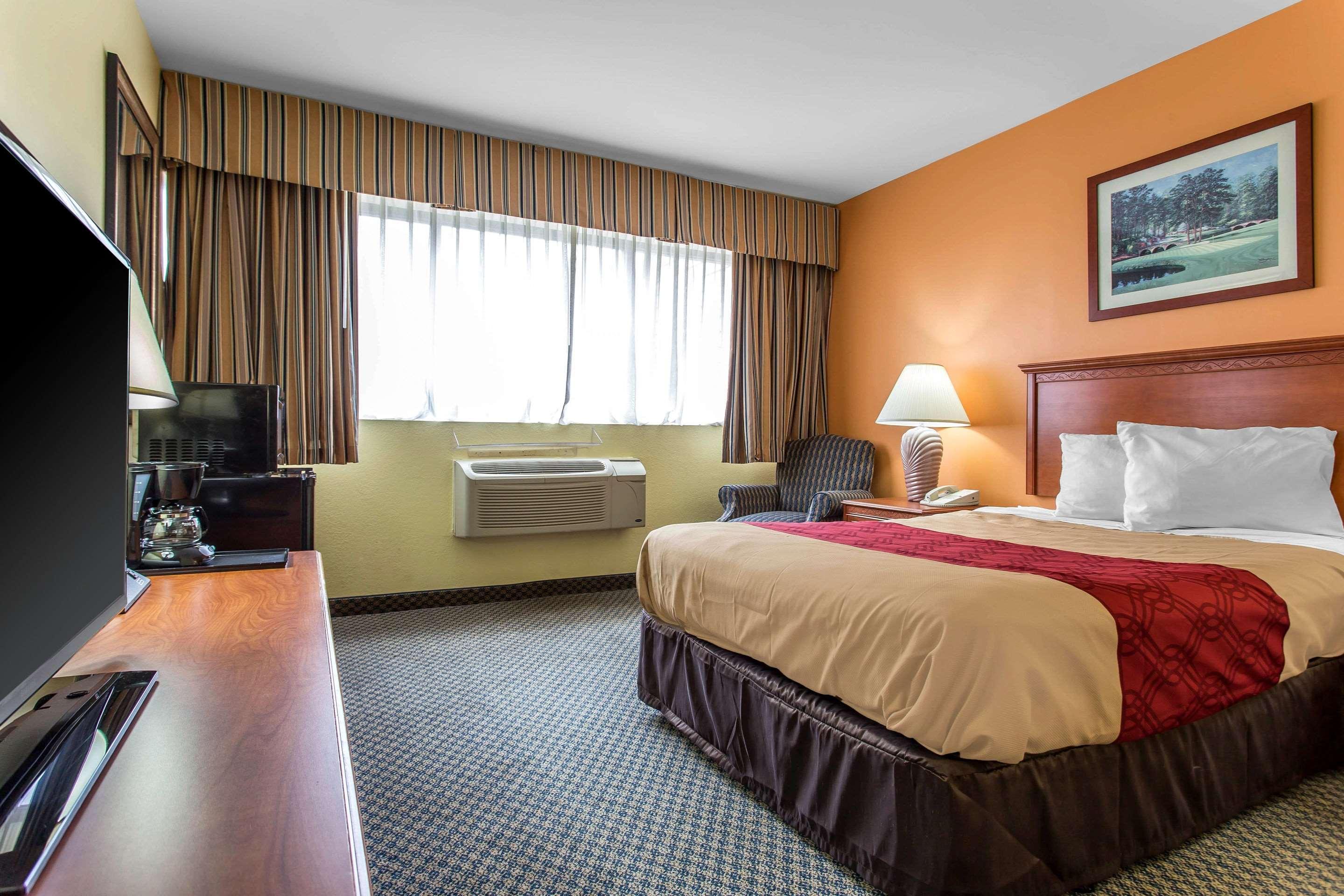 Econo Lodge & Suites Садърн Пайнс Екстериор снимка