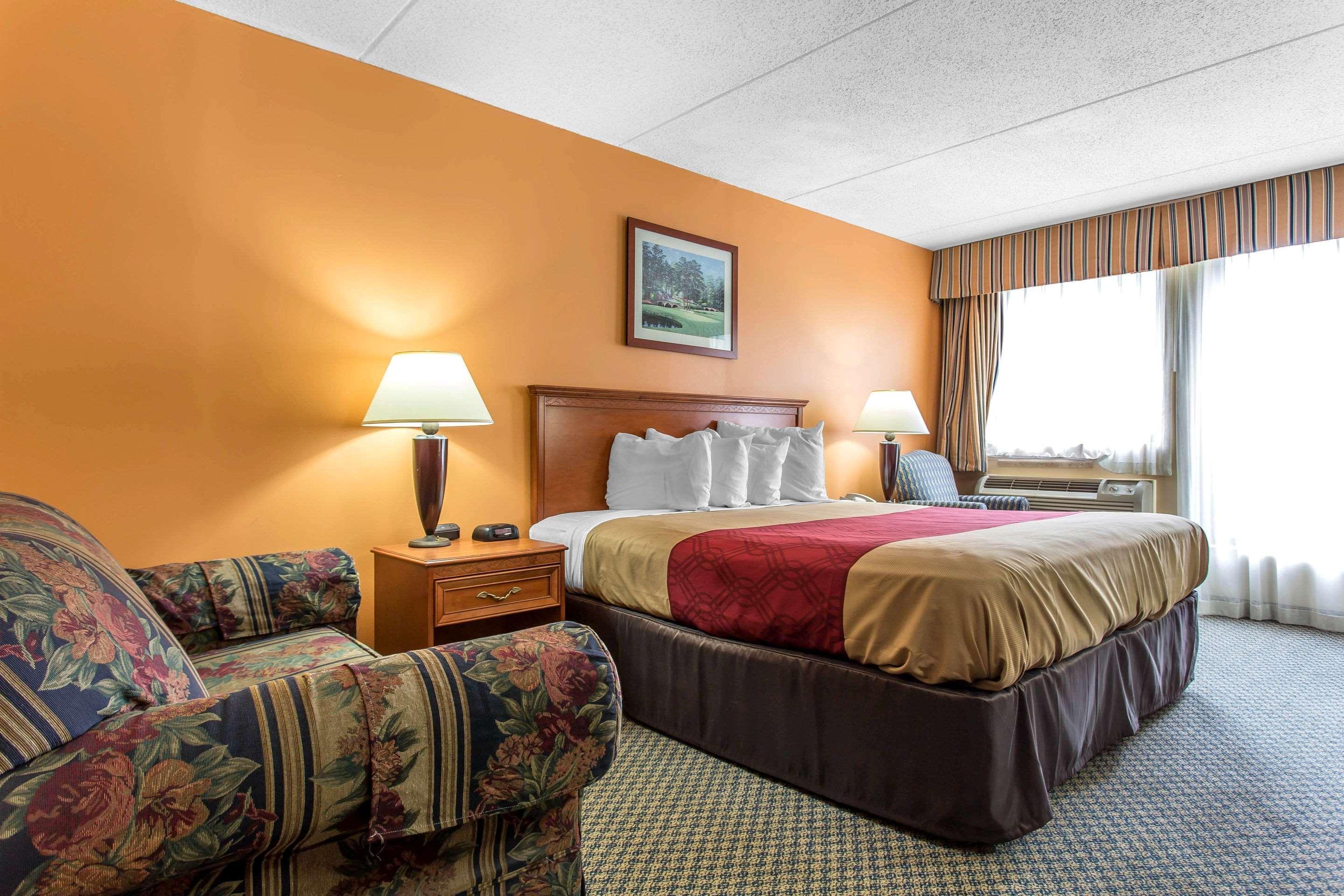 Econo Lodge & Suites Садърн Пайнс Екстериор снимка