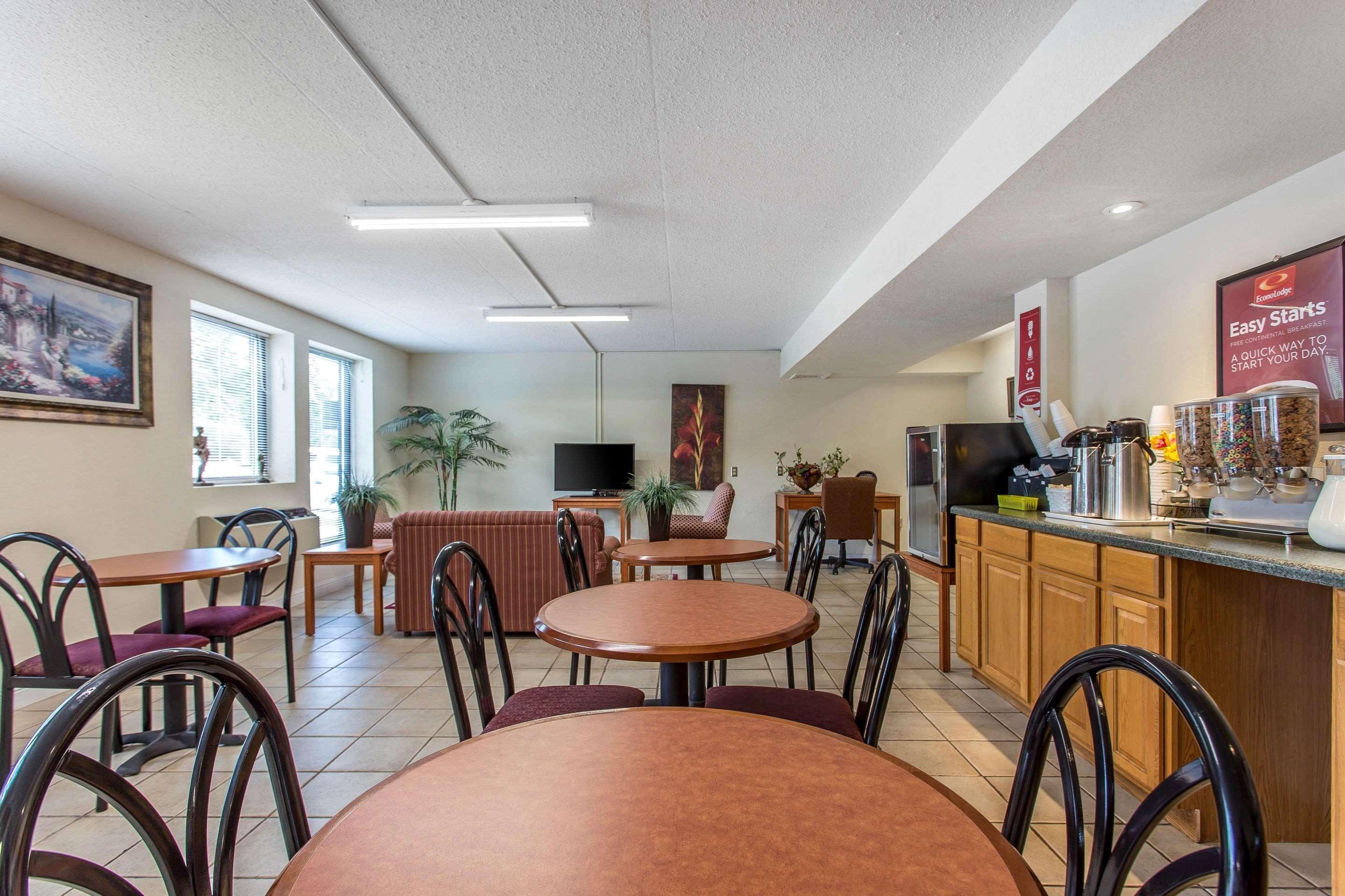 Econo Lodge & Suites Садърн Пайнс Екстериор снимка