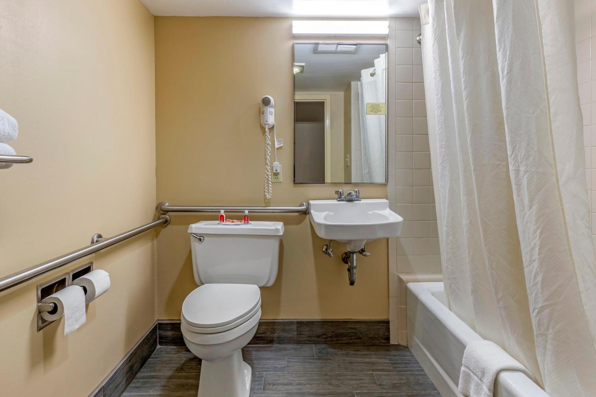Econo Lodge & Suites Садърн Пайнс Екстериор снимка