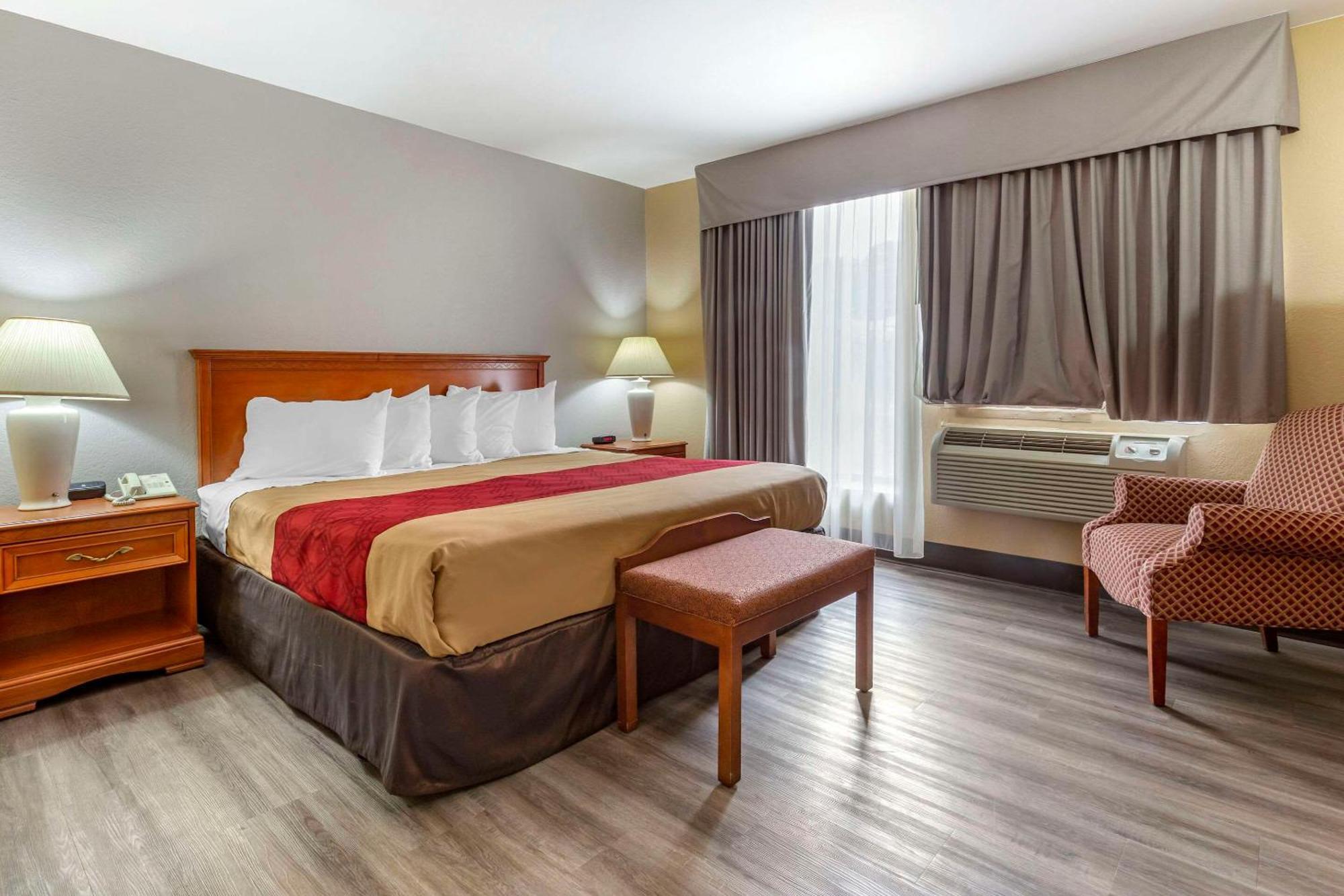 Econo Lodge & Suites Садърн Пайнс Екстериор снимка