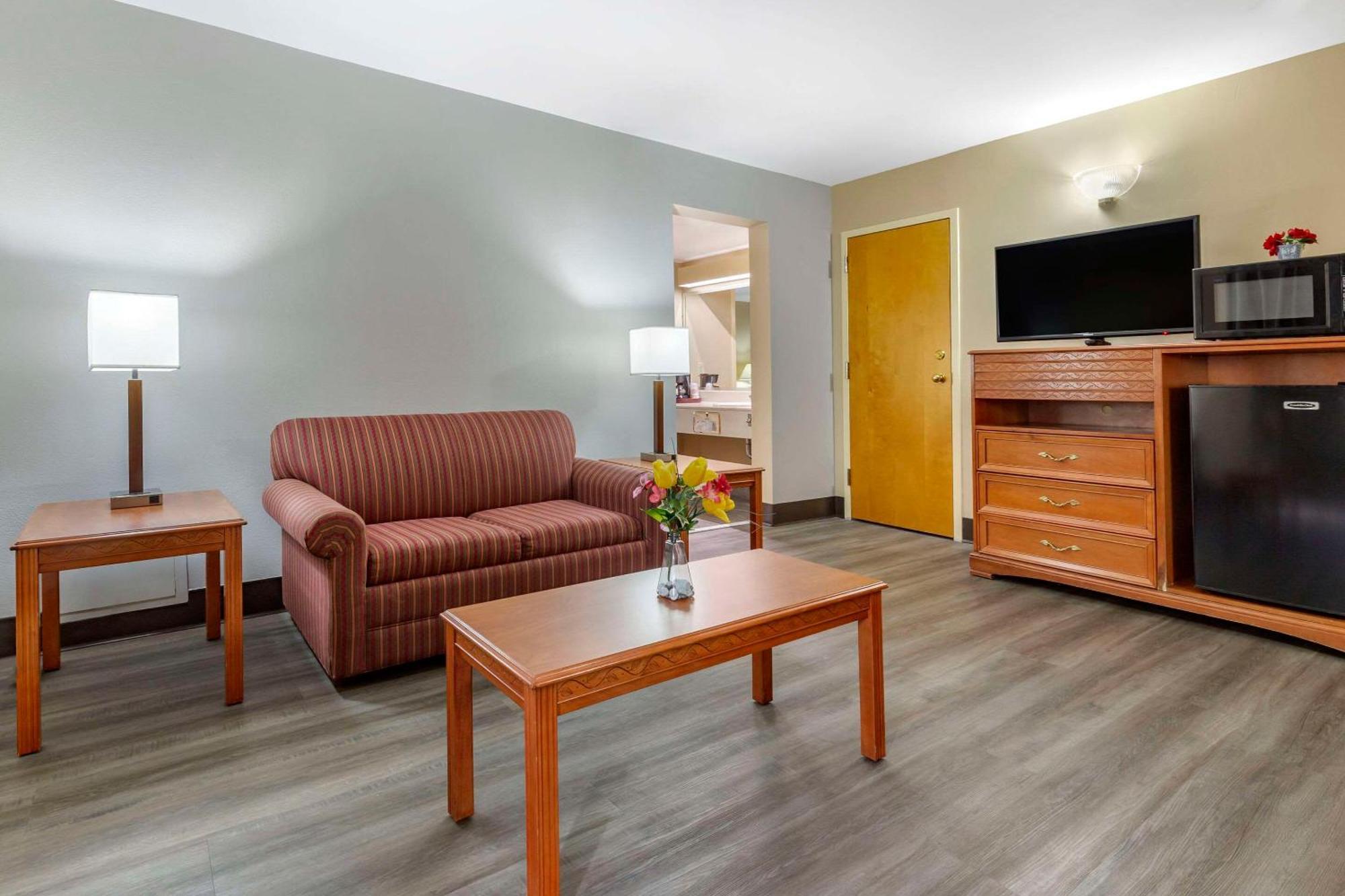 Econo Lodge & Suites Садърн Пайнс Екстериор снимка