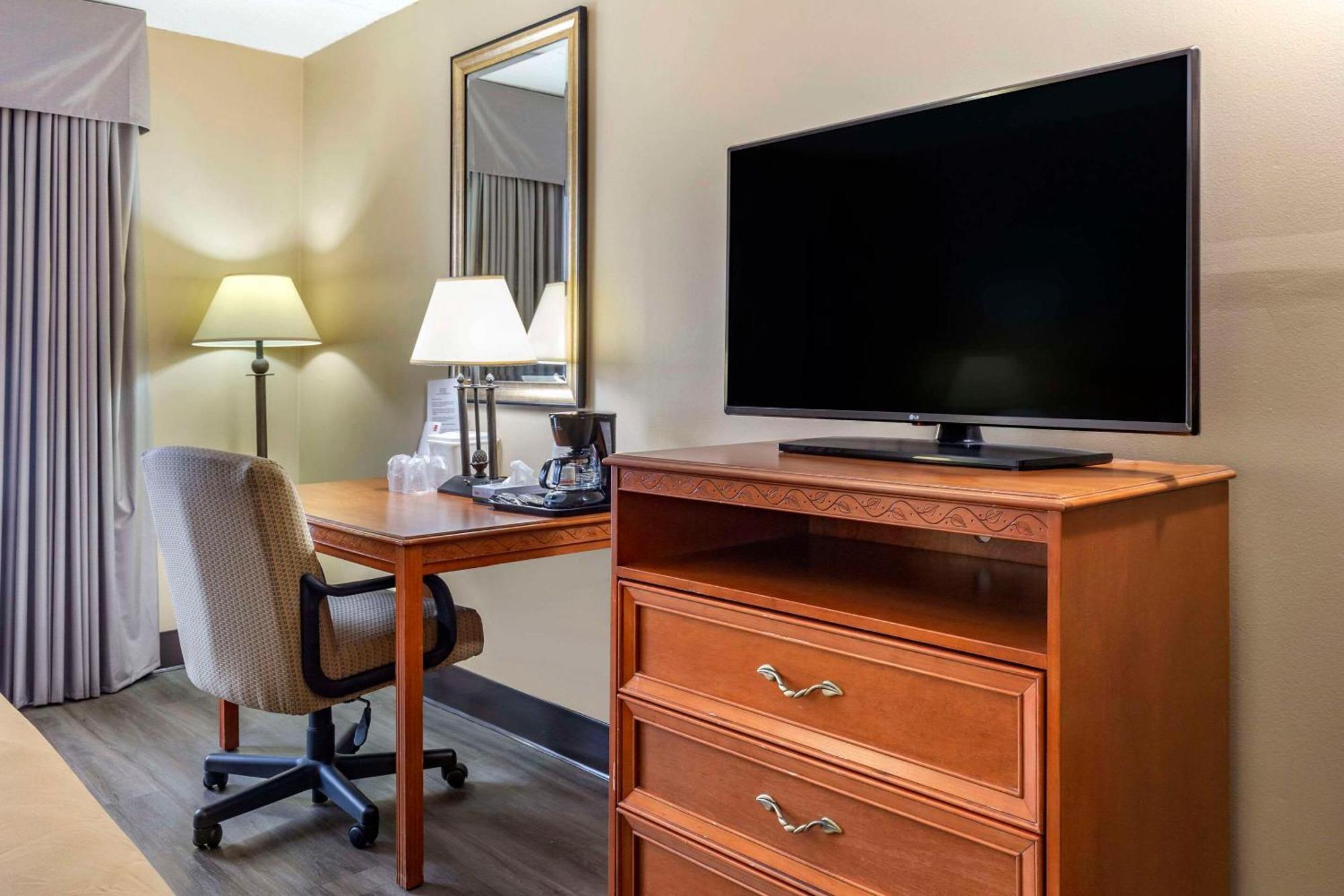Econo Lodge & Suites Садърн Пайнс Екстериор снимка