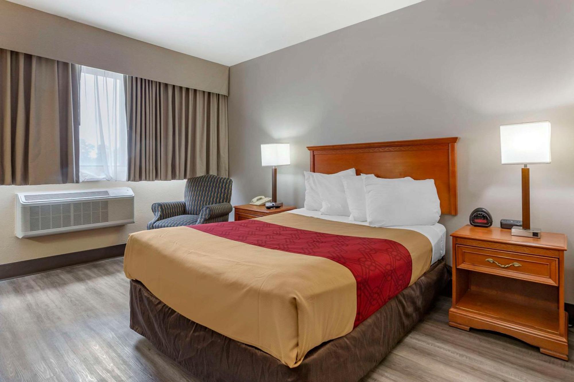 Econo Lodge & Suites Садърн Пайнс Екстериор снимка