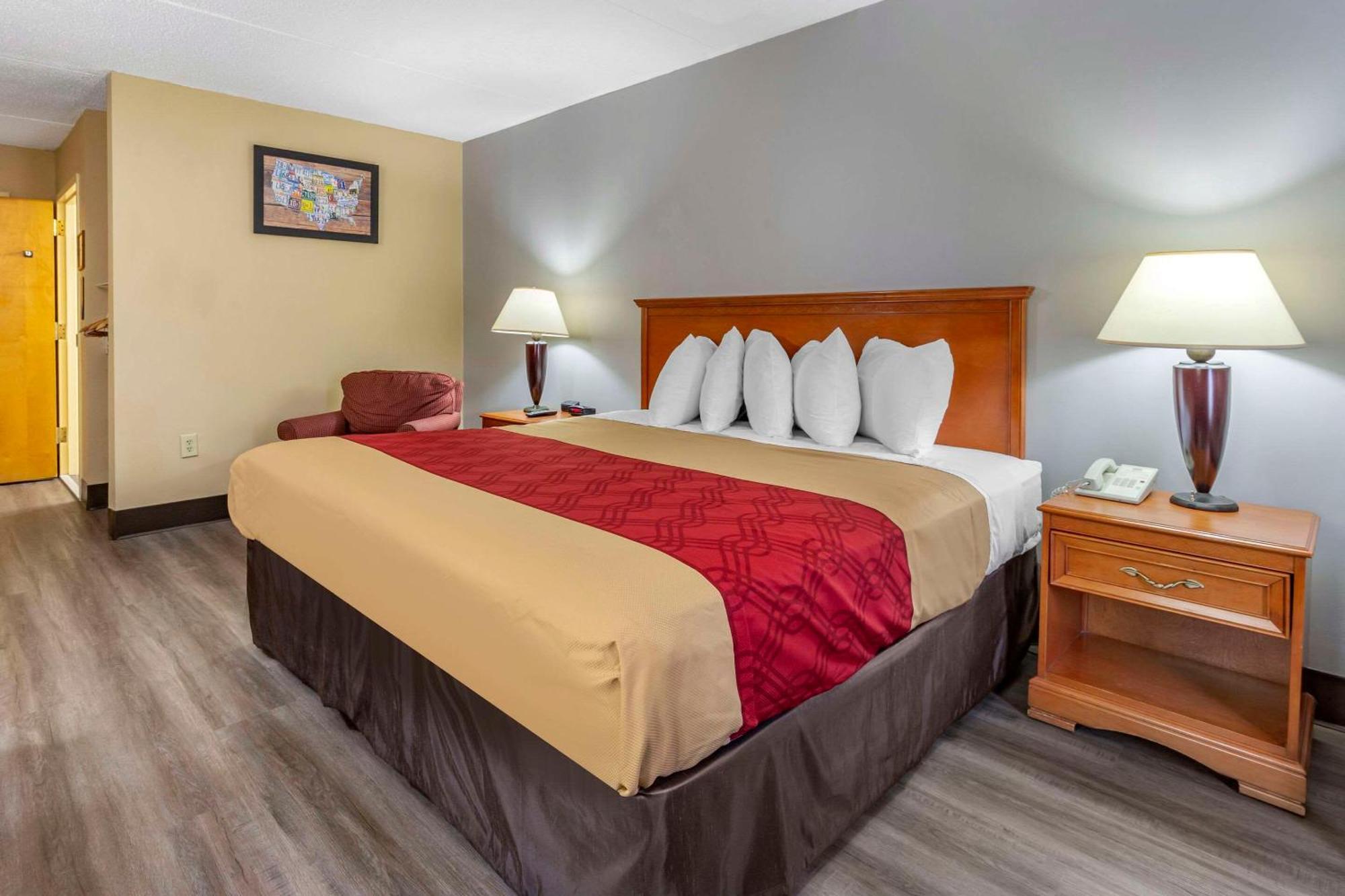 Econo Lodge & Suites Садърн Пайнс Екстериор снимка