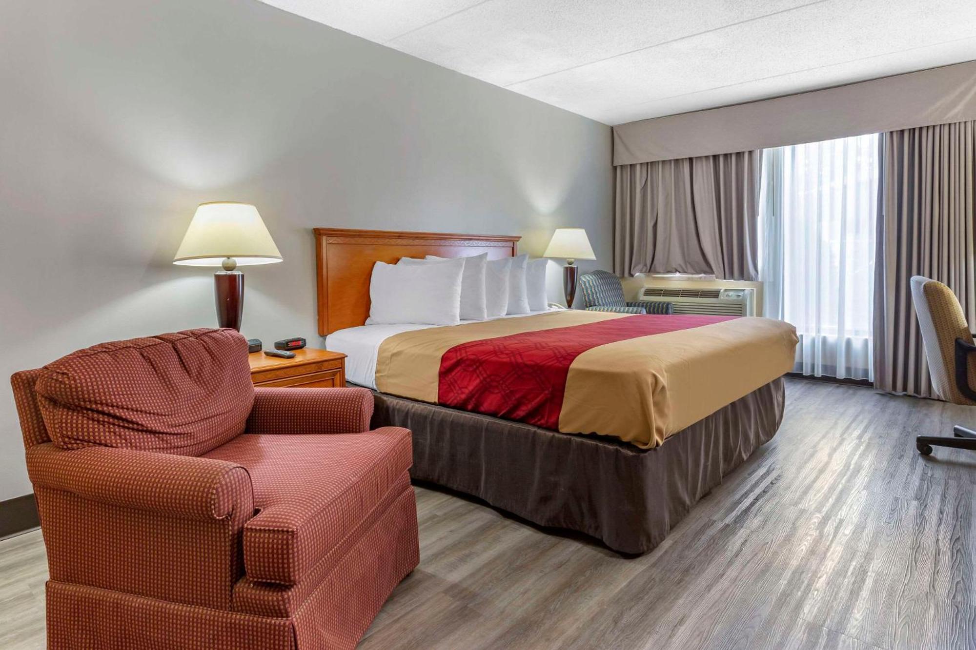 Econo Lodge & Suites Садърн Пайнс Екстериор снимка