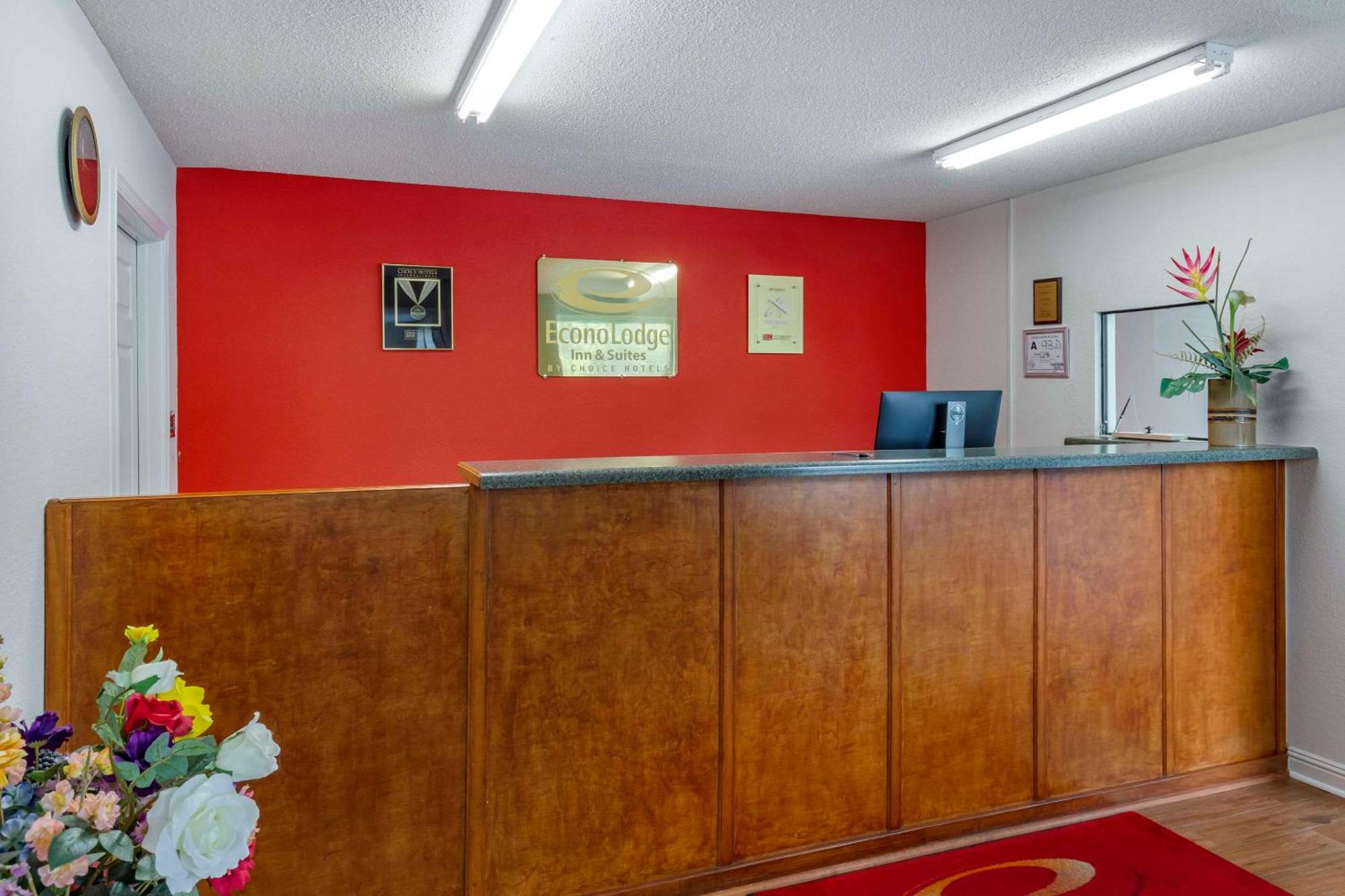 Econo Lodge & Suites Садърн Пайнс Екстериор снимка