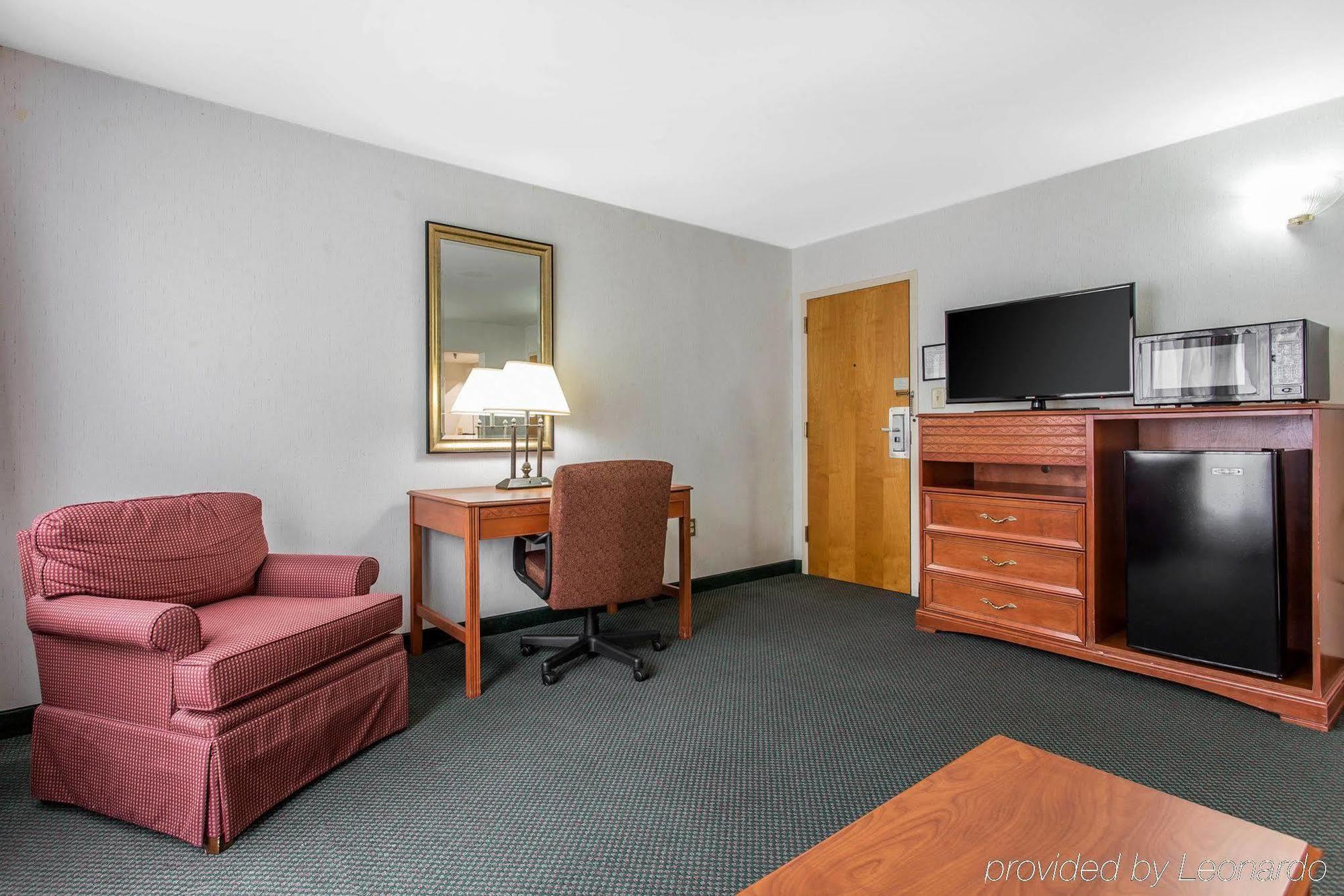 Econo Lodge & Suites Садърн Пайнс Екстериор снимка